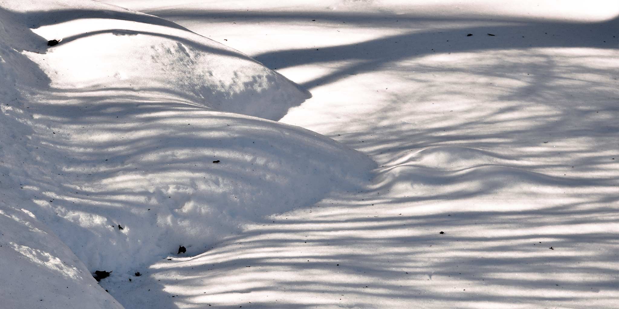 Sanfte Schattenwellen auf dem unter Schnee verborgenen Trockenmeer